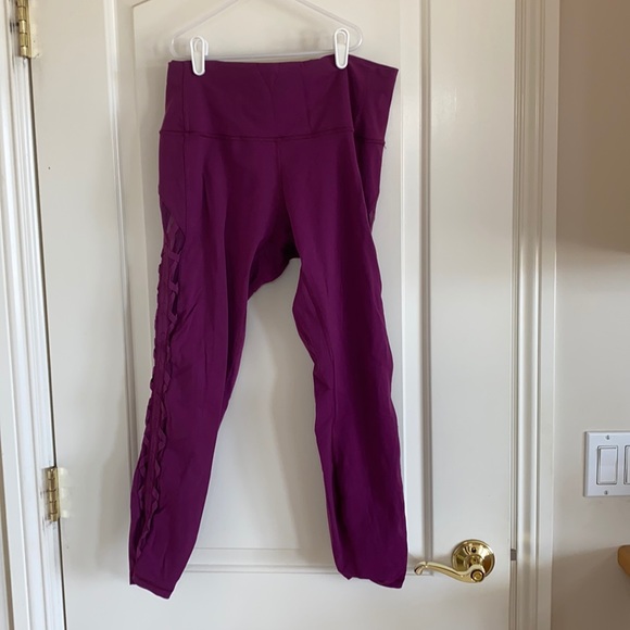Used magenta Lululemon size 10 leggings 7/8 length - Picture 1 of 6